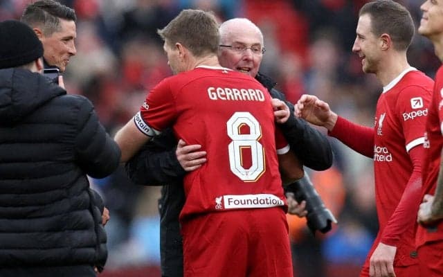 ガンで他界したエリクソン氏の葬儀が執り行われる…教え子のベッカム氏ら600人が弔問