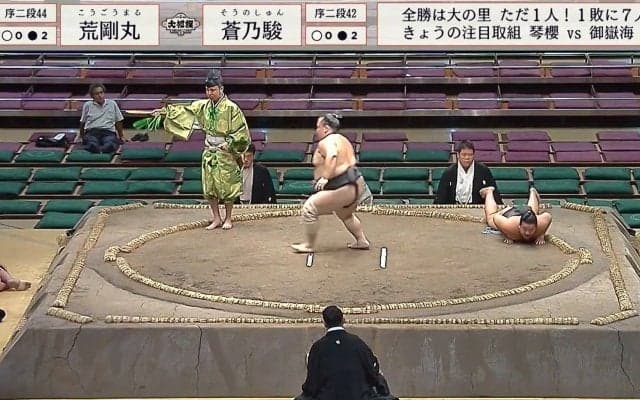 力士の動きが突然、おかしくなった…「なにあの戻り方w」「かわいい」白星直後の珍しい一コマにファン驚き