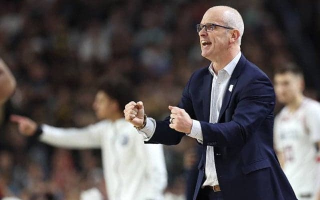 レイカーズと契約寸前まで進むも…コネチカット大のハーリーHCがオファー辞退の内幕を語る