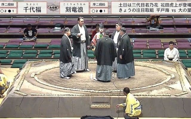 「ドキドキしてる？」「泣かないで」2度連続の同体物言いで17歳行司の緊張感が伝染……“表情変化”に相撲ファンが注目「こんなことあるんだ…」