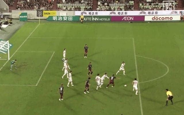 「上手すぎるって！」大迫勇也、“半端ないキープ”が話題沸騰「Jリーグではずるい」3人に囲まれながら超絶アシストの瞬間
