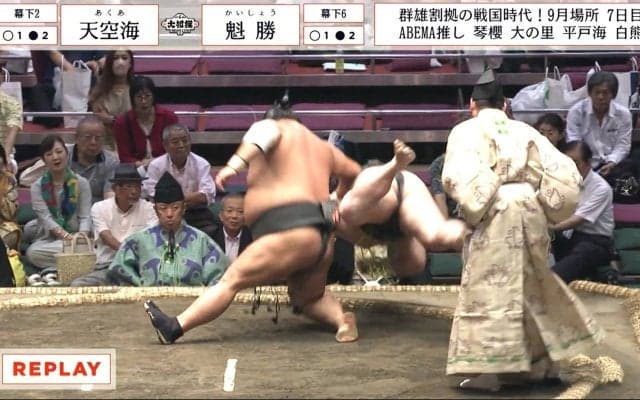 物言い協議で力士が… まさかのリアクションに「顔w」「おどろいてる」ファンほっこり