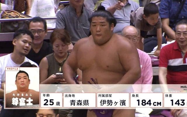 尊富士、取組前の風格と礼節に「横綱級だ」ファン感嘆の一コマ 取組後は倒した力士を気遣い抱き起こす場面も