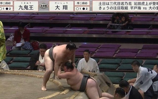 「腕が折れちゃう」土俵下で力士が苦悶…土俵中央からの“強烈すぎる”極め出しにファン驚き