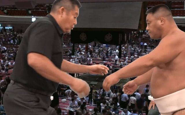 「これはアカンw」「ホラー」相撲芸人の美容グッズ装着後の姿が“怖すぎる”「パックから角刈りがはみ出てるw」爆笑も