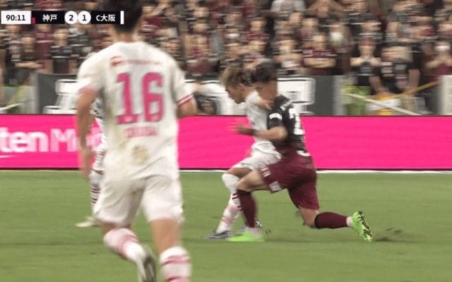 「殴ってるやん！」顔面にエルボー直撃でもノーファウル…「荒いわ」「腕をあんな高く上げる必要ない」疑惑の判定にファン騒然