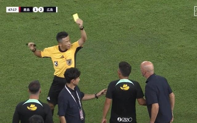 「なんでキレてるの？」危険タックルの判定をきっかけに両指揮官が猛抗議→審判との口論の末にイエローカードが提示された一部始終