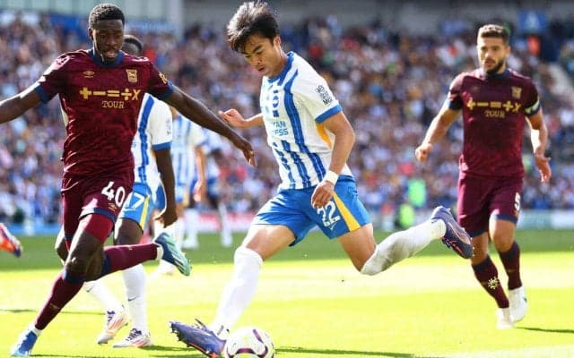 「チームのアイコンですなぁ」　ブライトン本拠地で三笘薫のビッグフラッグ！　現地サポーター掲げる姿に「愛されてるな」