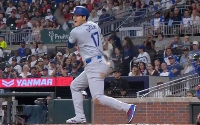 何が起きた？ 大谷翔平の打球で“ハプニング”「どうした？」 思わず叫び声を上げる… 球場騒然