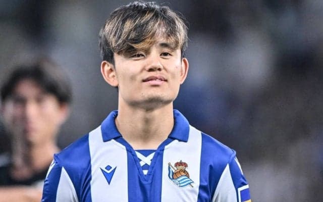 「日本人が世界最高の選手と競り合ってるだけで熱くなる」仏代表FWエムバペが久保建英を両手で止めるファール場面が話題に……「達観した顔もいいな」と久保の表情にも注目集まる