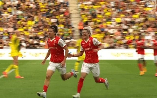 まるで軽業師！ 伊東純也、中村敬斗へのアシストが最高すぎる「ゴールデンコンビの見事な連携」「良いパス出すなー」「ランス兄弟最高！」