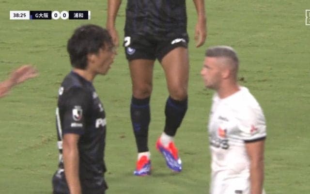 一触即発！顔面10cmのフェイスオフ「もうカード出せよ」危険なアフタータックルに激怒、胸をぶつけ至近距離で睨み合う緊迫の瞬間