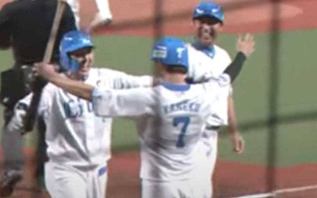 盟友の引退試合で劇的弾「何回見ても泣ける」　万感のハグにファン涙「ドラマみたい」