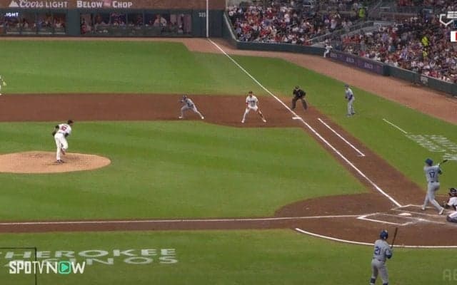 大谷翔平の184キロ弾丸タイムリーでランナーに異変…頭上を“爆速通過”する打球にまさかの動き