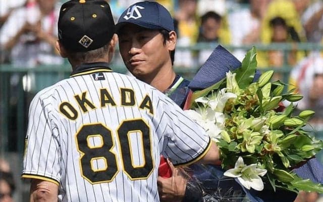 「写真は一生の宝物」ヤクルト・青木宣親、阪神の岡田彰布監督から花束受け取り記念撮影　甲子園で粋な演出