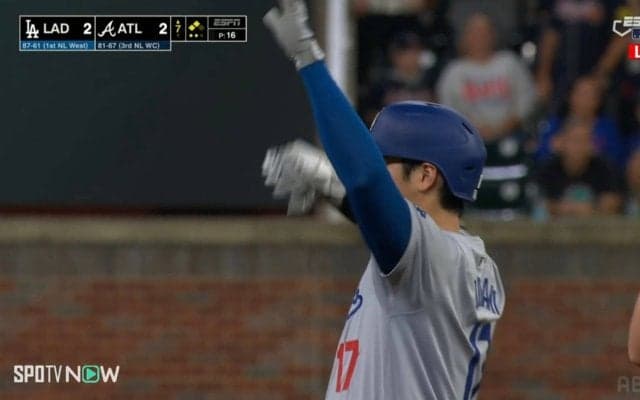 大谷翔平、2打席連続タイムリーでブルペンと“交信”…技あり同点打にチームメイトもノリノリ「みんなでやってるw」