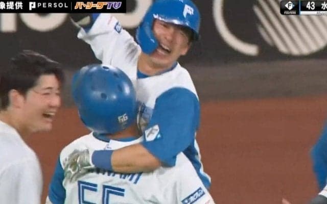 胸アツすぎる光景！奇跡のサヨナラ打→水野&万波の“ジャンピングハグ“シーンが話題「泣ける」「めっちゃ嬉しそうw」