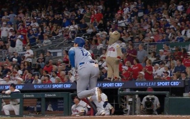 アイツ、何やってんだよ！ 大谷翔平の“変態打ち”で「動きヤバい」 マスコットキャラが棒立ち＆ポカーン…「なんだあれw」