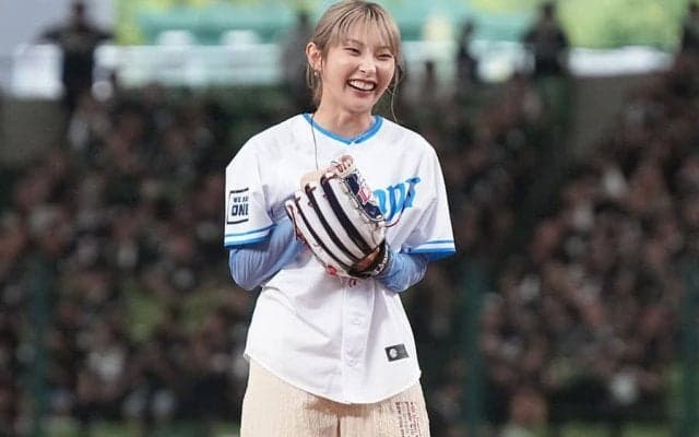 29歳金髪歌姫がベルーナD降臨　ワンバウンド＆くしゃっと笑顔…ファン歓喜「最高です」