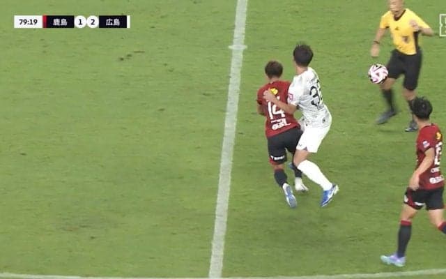 想像を絶する激痛！超至近距離から審判の股間にボールが直撃「悶絶してもおかしくない」「よく耐えれるな」緊急事態にも冷静だったレフェリーの神対応が話題