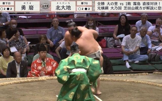 「吹っ飛んだ」行司が土俵下に落下する珍事に館内どよめき「珍しいこともあるんだな」