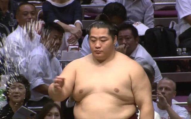 大相撲中継で人気力士と有名プロボクサーが“奇跡”の2ショット カメラが捉えた“まさか”の瞬間にファンざわめき