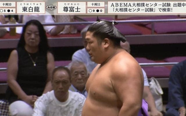 尊富士が「前に倒れた」まさかの展開で思わず浮かべた表情にファン注目「どうしたんや」館内は騒然