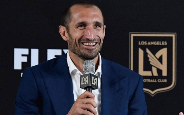 居合わせた女性ファンや少年にスマートな対応…ユーベ帰還のキエッリーニ氏がさっそく初仕事で颯爽と登場