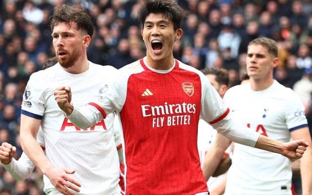 「どこにいるか分からなかった」「誰よりも金髪」冨安健洋はどこにいる？ アーセナルが今季集合写真公開、悲願の優勝へファンも盛り上がり「絶対優勝」「このメンバーは最高」