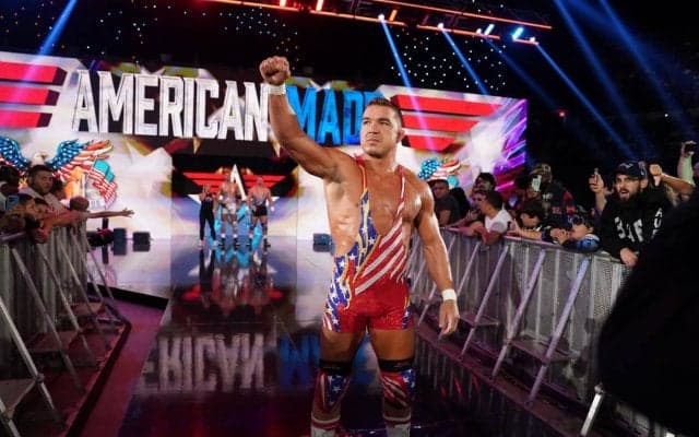 これはヤバい…背中に筋肉のコブがいくつも！ トップレスラーの衝撃の筋トレシーンにファン騒然