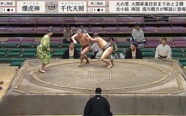 あまり見たことない…力士の“斬新な”危機脱出方法が話題 「いまのは何？」「走って逃げた」ファン驚き