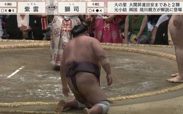 「どうした」「大丈夫？」あわやの事態にどよめき…対戦相手が心配そうに見つめるも気力を振り絞り館内が拍手と歓声に変わった瞬間