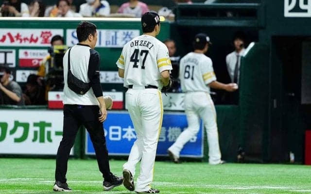 鷹・大関が緊急降板　投球練習中にアクシデントか…場内騒然、5回1失点の好投も