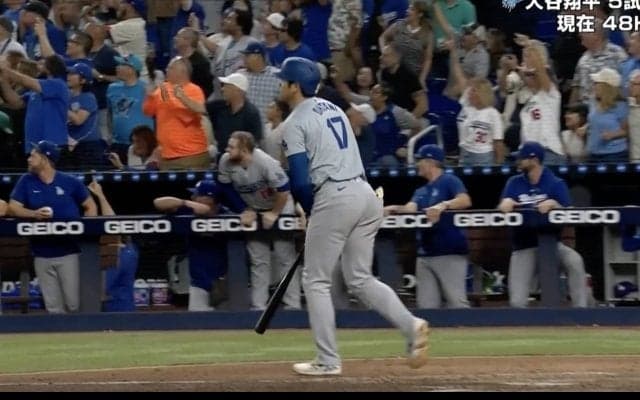 何が起きた？ 大谷翔平、豪快48号で“ハプニング発生” 同僚たちの様子がおかしくなる「飛びすぎ」「あいつヤバいな」