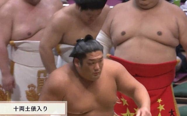 尊富士、化粧まわしを大胆“イメチェン” 意外な色に「一体、いくつ持ってるんだ」ファン注目