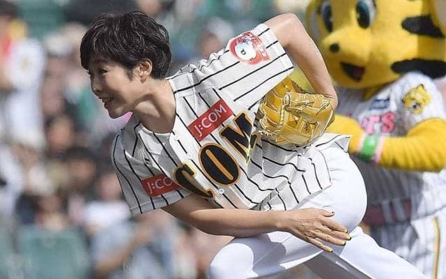 女子アナの背中に“まさかの刺繍”　刻まれた文字に甲子園騒然「イカしてる」