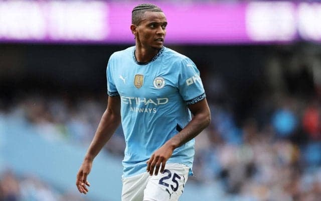 オアシスとのコラボユニは悪影響も？ シティDFアカンジがミス「ベルナルドだと思ってパスしてしまった」