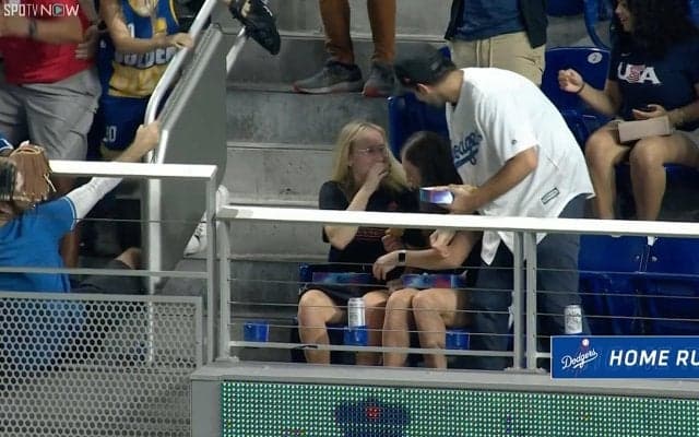 大谷翔平の特大弾が19歳女子大生の手元に「すぽっ」 カメラが捉えた“幸運すぎる”瞬間「あの子引き寄せたな」