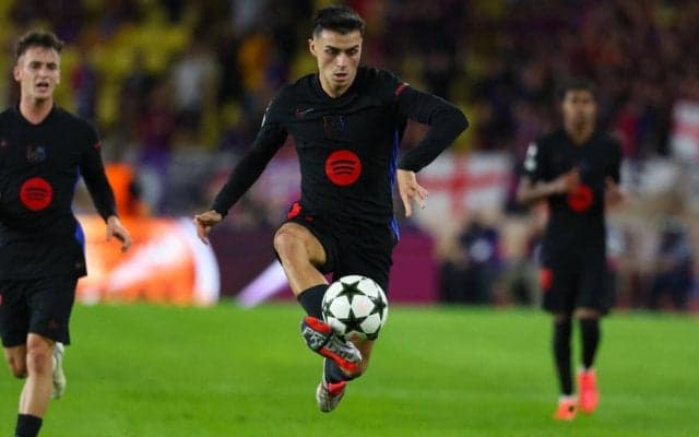 守護神の緩慢パスに南野拓実のプレスでE・ガルシアが一発退場…ペドリ「2人のコミュニケーションミス」