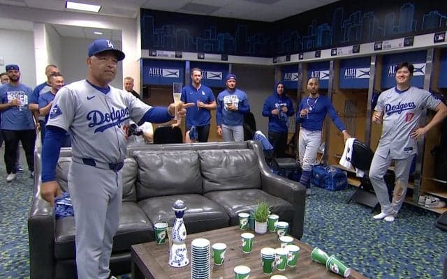 「君のプレーにまず敬意を」大谷翔平を名指し…現役最長864試合で辿り着いた乾杯 “一人だけユニ”が物語る「とんでもない活躍」