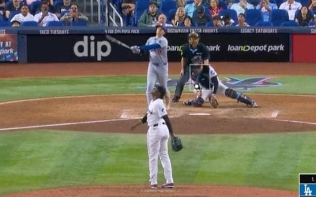 大谷翔平の49号特大弾に「キレた？」 相手捕手がイライラ… 右翼席最上段への“特大打球”に「あそこまで飛ばされたら…」