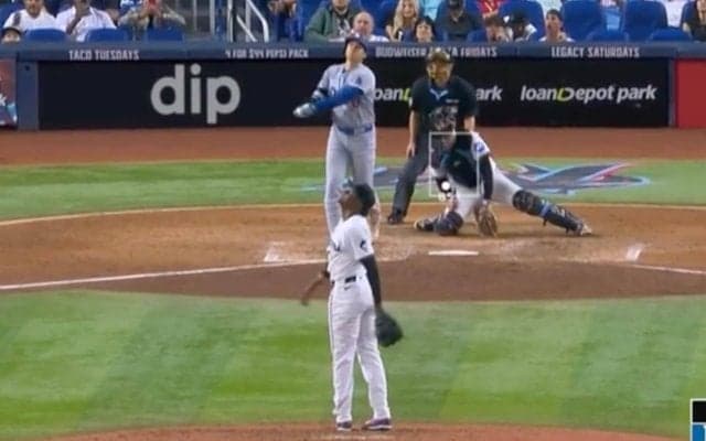 どこ見てんだよ！ 大谷翔平、49号特大アーチで“異変”「首ヤバい」 被弾した投手の様子がおかしくなる「また被害者の会か」