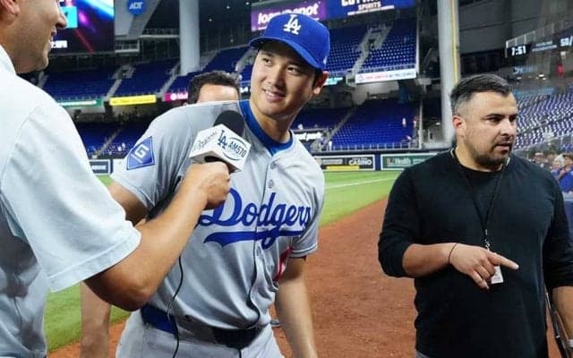 美人レポーターが大谷と並んでも“違和感なし”　後ろチラリ…まさかの警戒が話題