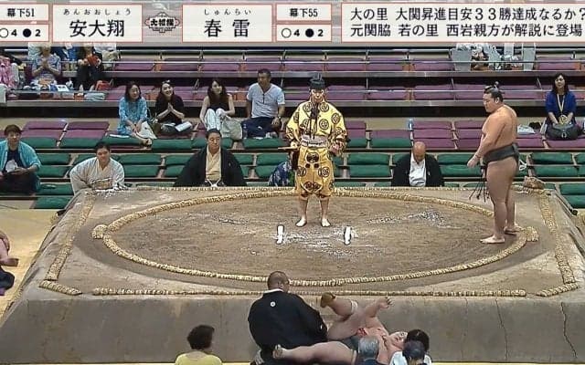 土俵下の親方が「二重被弾」の珍事 もぞもぞ…力士の可愛らしい動きに親方も思わずほっこり笑顔