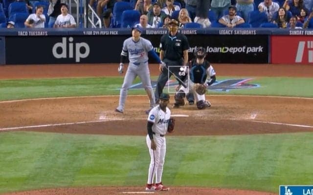 どこにぶち込んだ？ 大谷翔平、51号超特大弾が「消えた？」 相手守備陣がポカーン＆棒立ち…「誰も動かない」