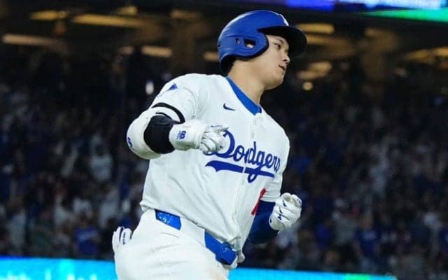 大谷翔平が笑顔の“ひまわりシャワー”　同僚が30号到達…節目の一発をベンチで祝福