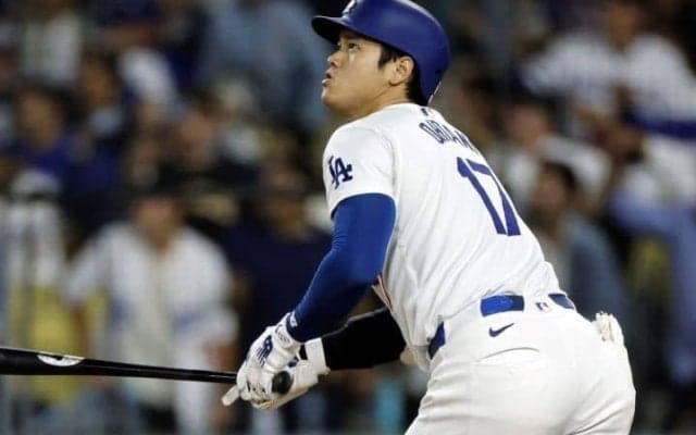 大谷翔平　悪球撃ちの52号マークに同僚ベッツも驚愕　「完全にどん引きしてるやん」「顔が固まってる」