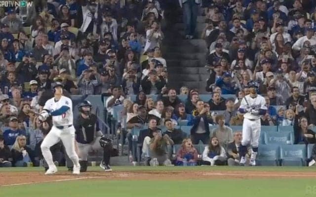 大谷翔平の衝撃52号アーチに同僚ベッツも“ドン引き”…カメラが捉えたまさかの表情にファン爆笑「固まってるやん」
