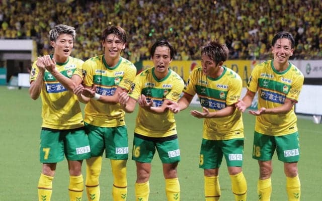 小森飛絢が圧巻ハット…4連敗山口と入れ替わりで千葉がJ1昇格PO圏！ 首位横浜FCは大分とドロー【明治安田J2第32節】