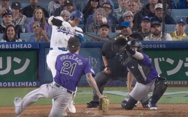 それは打っちゃダメ！ 大谷翔平、衝撃52号が「ヤバすぎ」 ありえない“超悪球打ち”に球場ドン引き…「もうよく分からん」